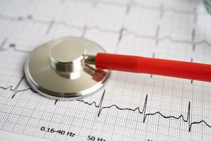 estetoscópio no eletrocardiograma ecg, onda cardíaca, ataque cardíaco, relatório do eletrocardiograma. foto