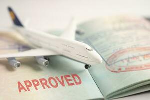 aprovado carimbo visto e Passaporte documento para imigração às aeroporto dentro país. foto