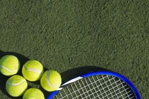 bolas de tênis e raquete foto