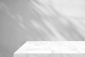 mínimo branco mármore mesa canto com sombra e caloroso luz viga em concreto parede fundo, adequado para produtos apresentação pano de fundo, mostrar, e zombar acima. foto