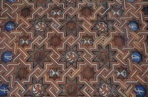 teto de madeira decorativo com brasões e emblemas medievais. foto