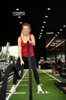 mulheres jovens se exercitam na academia para fortalecer o corpo