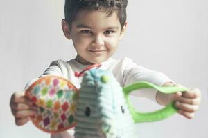 5 anos adorável pequeno criança Garoto jogando com pelúcia elefante brinquedo foto