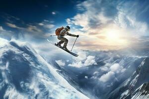 esquiador esquiar descida dentro Alto montanhas às pôr do sol foto