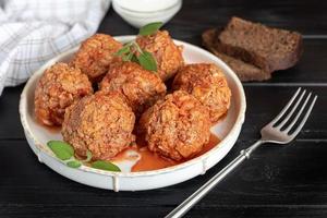 bolas de carne em um fundo de madeira com sálvia foto