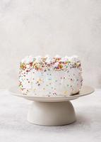 delicioso bolo de aniversário com granulado foto