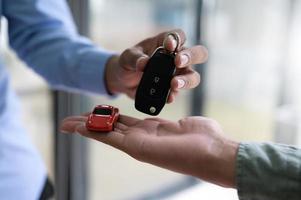 close-up de troca de chaves de carros e modelos de carros. foto
