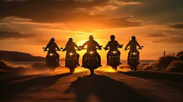 motociclistas equitação em a estrada dentro a deserto durante pôr do sol. foto