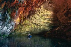 caverna melissani ou lago melissani perto da cidade de sami na ilha kefalonia, na grécia. foto panorâmica artística colorida. conceito de turismo.