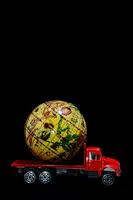 uma brinquedo caminhão com uma ampla globo em topo foto