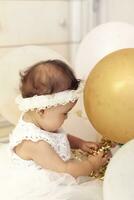 pequeno Princesa dentro branco vestir jogando com ar balões foto