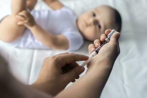 médico vacinar uma recém-nascido bebê garoto. criança imunização, crianças vacinação, saúde conceito. foto