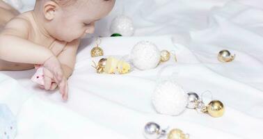 bebê Garoto jogando com Natal bolas e brinquedos foto