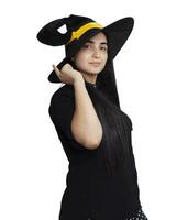retrato do jovem mulher dentro bruxa traje isolado em branco fundo. dia das Bruxas tema em branco foto