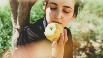 maçã mulher. retrato do lindo Oriente médio mulher às maçã jardim. jovem fêmea posando às a natureza com recentemente escolhido outono maçã frutas. maçã mulher foto