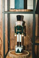 uma de madeira soldado dentro uma Natal tema, uma estátua para quarto decoração foto