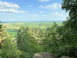 uma vista da zona rural de cheshire em peckforton hills foto