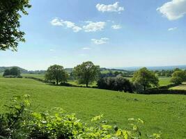 uma vista da zona rural de cheshire em peckforton hills foto