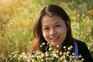 1 lindo feliz ásia mulher dentro a flores jardim foto