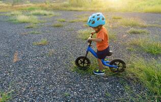 ásia criança primeiro dia jogar Saldo bicicleta. foto