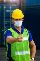 masculino trabalhadores dentro a transporte indústria ter higiênico máscaras foto