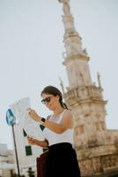 fêmea turista com cidade mapa de a santo Oronzo estátua dentro ostuni, Itália foto