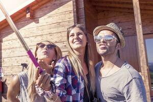 grupo do sorridente amigos levando engraçado selfie com inteligente telefone foto