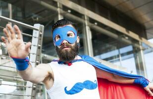 jovem hipster Super heroi lutas mal dentro Cidade foto