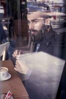 jovem hipster homem de negocios em pausa para uma café foto