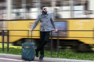 retrato do jovem descolados homem de negocios às a ônibus Pare foto