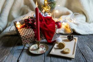 Natal decoração luzes e vermelho vela em de madeira mesa foto