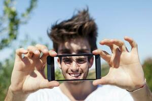 jovem fofa adulto levar uma selfie com inteligente telefone foto