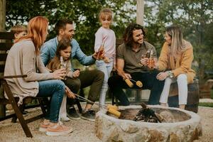 amigos tendo Boa Tempo e cozimento calos dentro a casa quintal foto