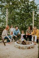 amigos tendo Boa Tempo e cozimento calos dentro a casa quintal foto