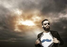 jovem hipster Super heroi monitores debaixo uma Sombrio céu foto