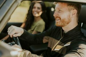 casal se divertindo em roadtrip foto