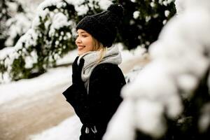 jovem mulher n caloroso roupas desfrutando dentro neve foto