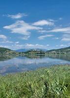 vista sobre o lago trasimeno, úmbria, itália foto