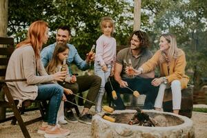 amigos tendo Boa Tempo e cozimento calos dentro a casa quintal foto