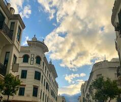 uma céu com edifícios e nuvem foto