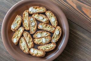 biscoitos cantuccini no prato foto