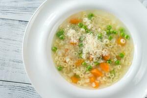 italiano frango massa sopa com parmesão foto