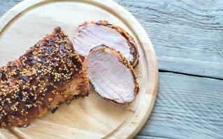 cozido carne de porco carne embrulhado dentro bacon foto