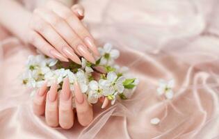 elegante pastel Rosa natural manicure. foto