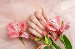 elegante pastel Rosa natural manicure. foto