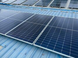 solar painel em a teto, alternativo eletricidade fonte - conceito do sustentável recursos. foto