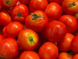 tomates mostrar, vendendo dentro a supermercados. tomates fundo. foto