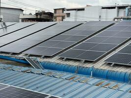 solar painéis em a armazém teto. renovável energia conceito e verde energia abstrato. foto