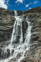 ótimo cascata este vai baixa para a montanhas foto