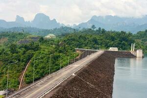 natural atrações dentro Ratchaprapa barragem às khao sok nacional parque. foto